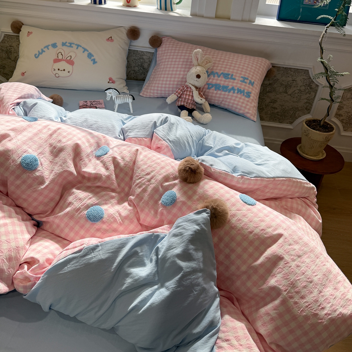 91家纺网 家纺一手货源 找家纺 盼季家纺 2026新款水洗棉毛巾绣毛球四件套 毛巾绣-粉格哈尼兔