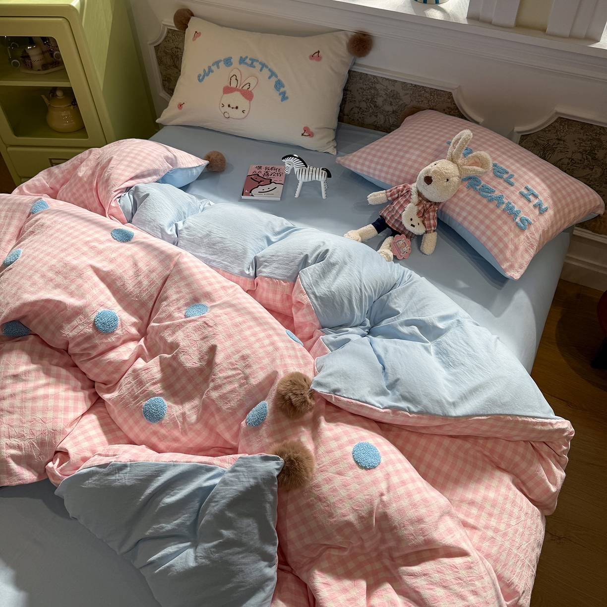 91家纺网 家纺一手货源 找家纺 盼季家纺 2026新款水洗棉毛巾绣毛球四件套 毛巾绣-粉格哈尼兔