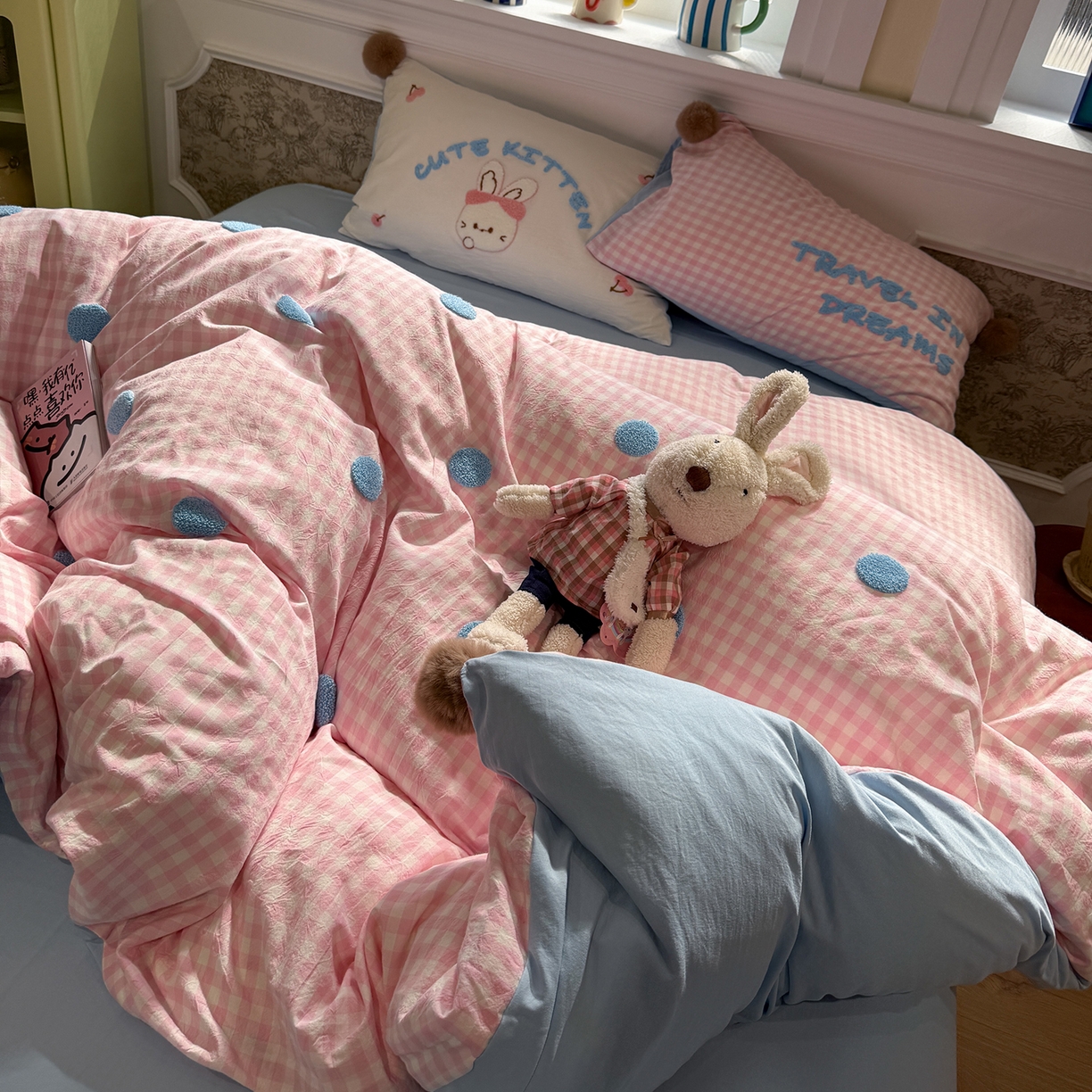 91家纺网 家纺一手货源 找家纺 盼季家纺 2026新款水洗棉毛巾绣毛球四件套 毛巾绣-粉格哈尼兔