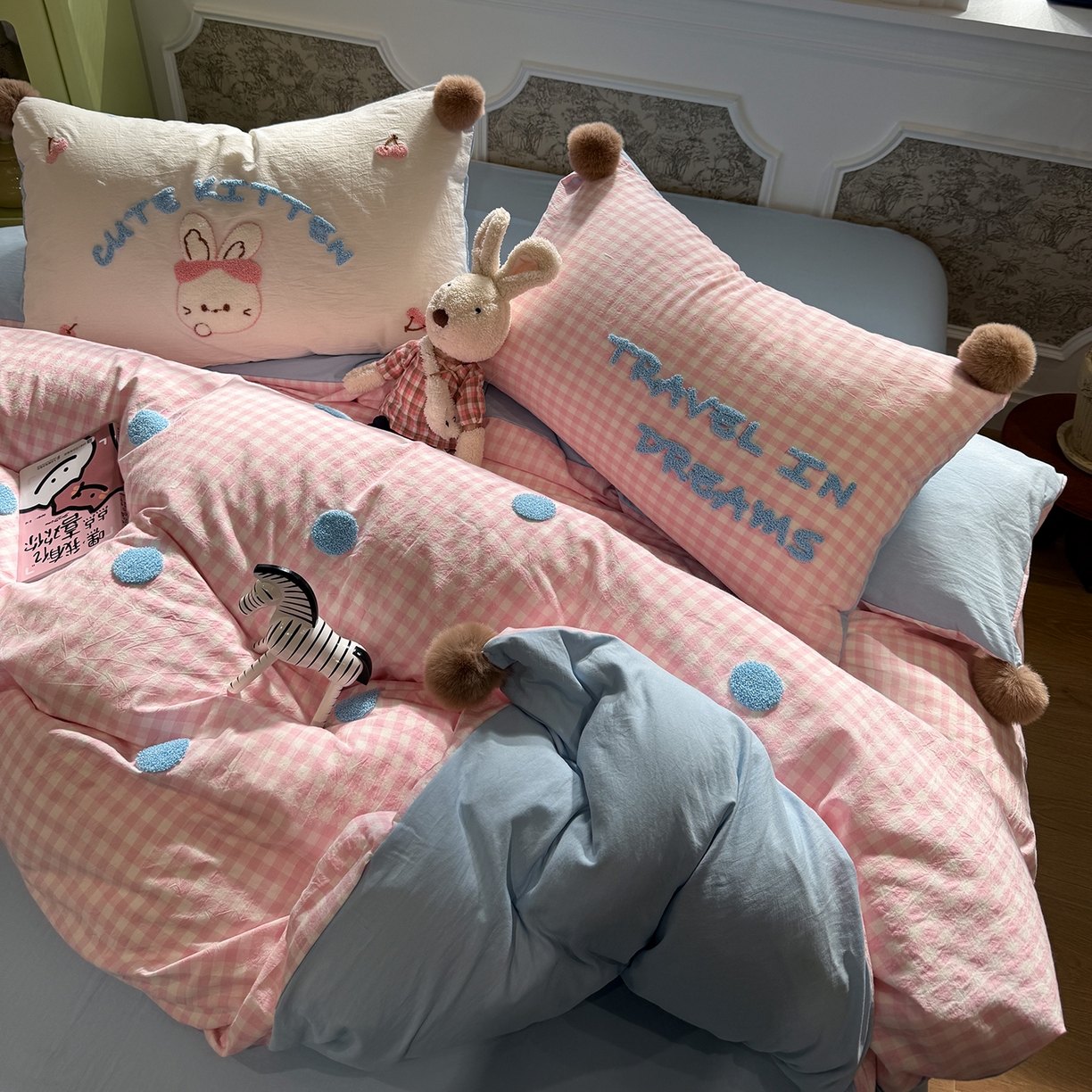 91家纺网 家纺一手货源 找家纺 盼季家纺 2026新款水洗棉毛巾绣毛球四件套 毛巾绣-粉格哈尼兔