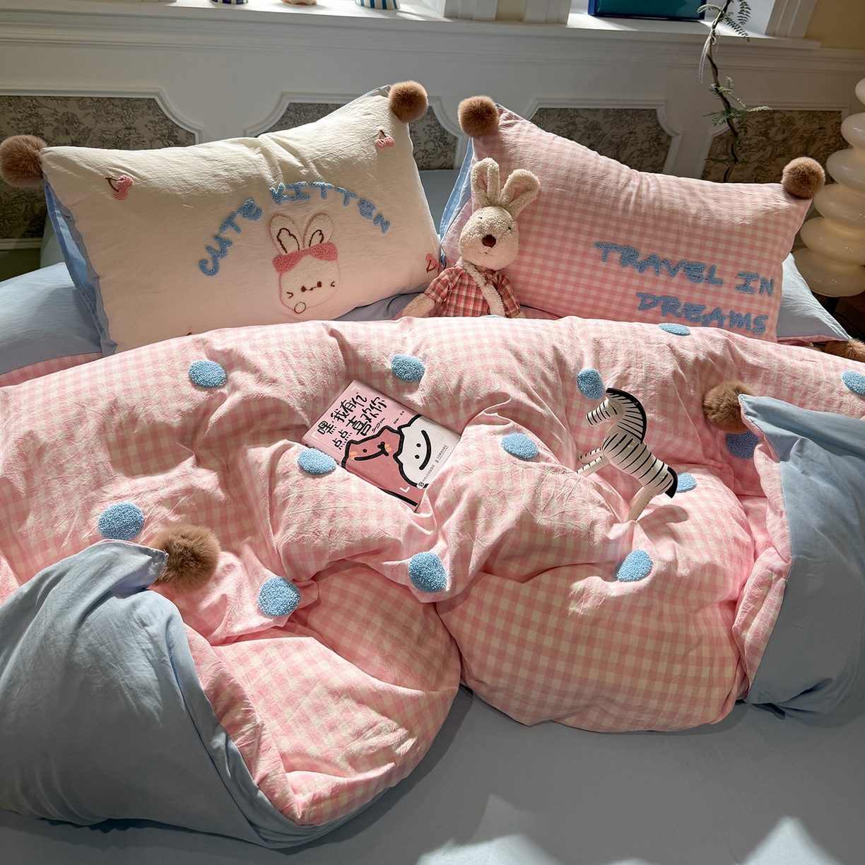 91家纺网 家纺一手货源 找家纺 盼季家纺 2026新款水洗棉毛巾绣毛球四件套 毛巾绣-粉格哈尼兔