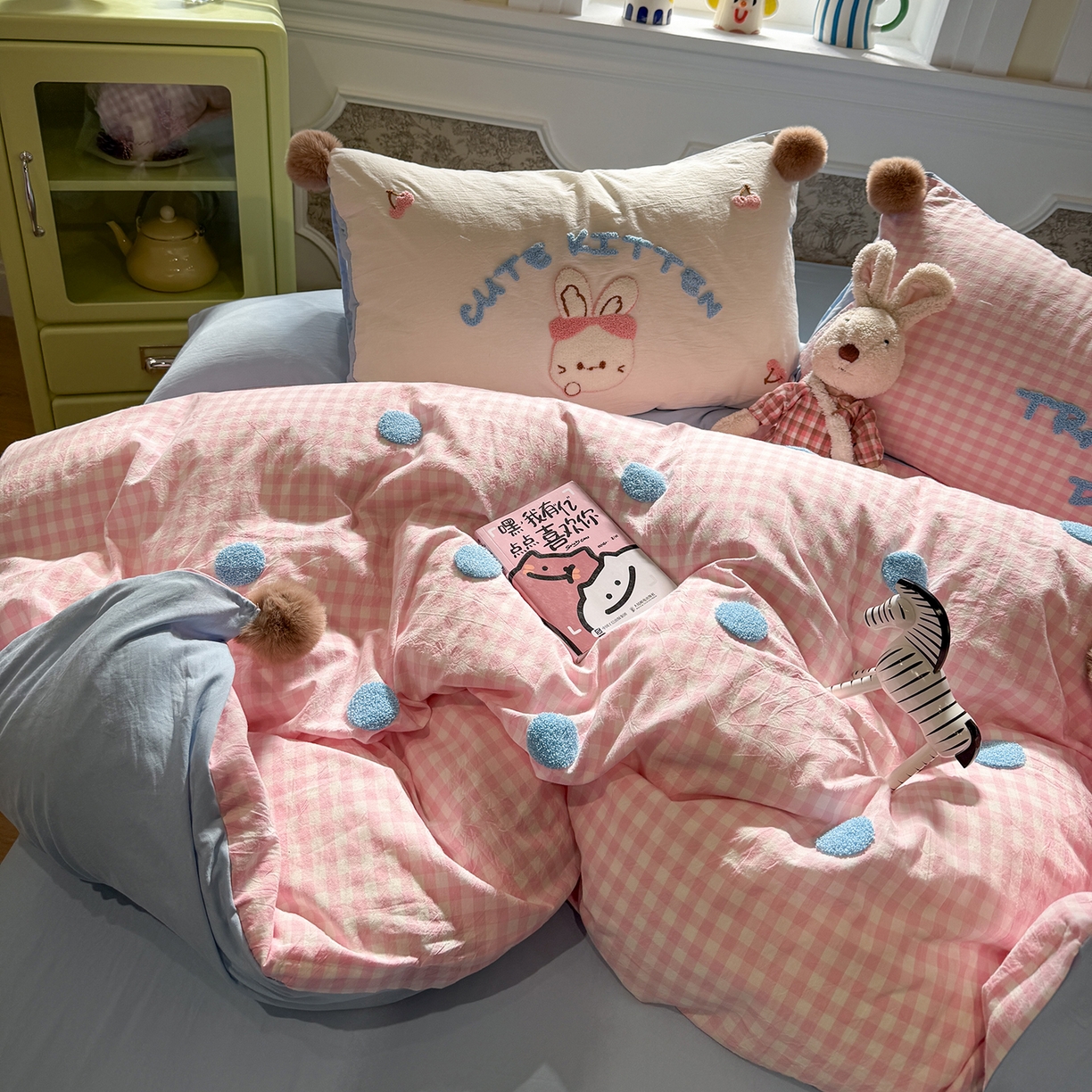 91家纺网 家纺一手货源 找家纺 盼季家纺 2026新款水洗棉毛巾绣毛球四件套 毛巾绣-粉格哈尼兔