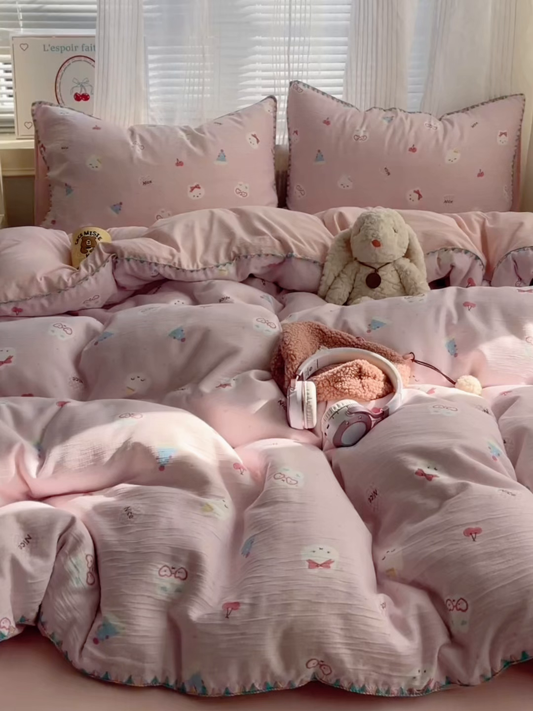 91家纺网 家纺一手货源 找家纺 顾里家纺 2026春夏新款ins韩风印花贝壳针双层纱四件套 粉米兔