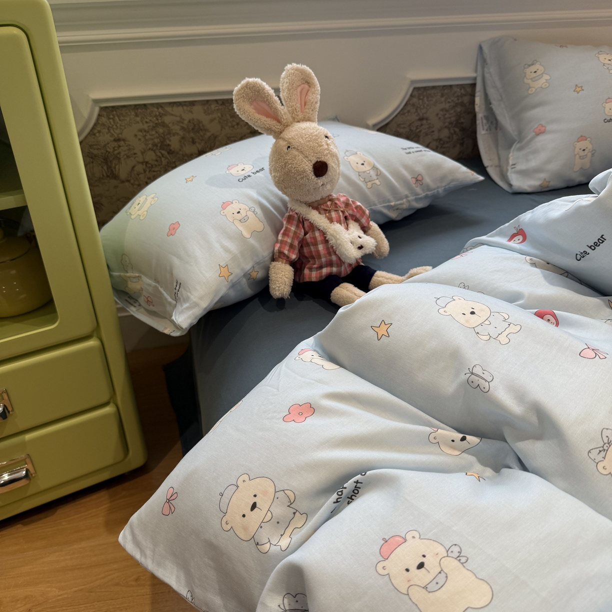 91家纺网 家纺一手货源 找家纺 塞纳 2026新款.全棉有氧双层纱四件套-场景一 软糖小熊-蓝