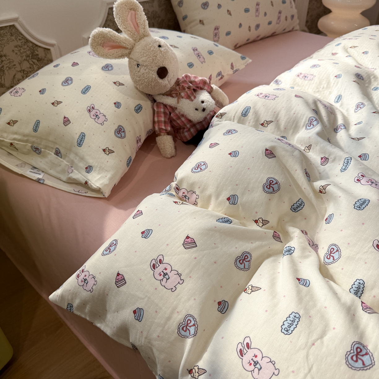 91家纺网 家纺一手货源 找家纺 塞纳 2026新款.全棉有氧双层纱四件套-场景一 甜莓小兔