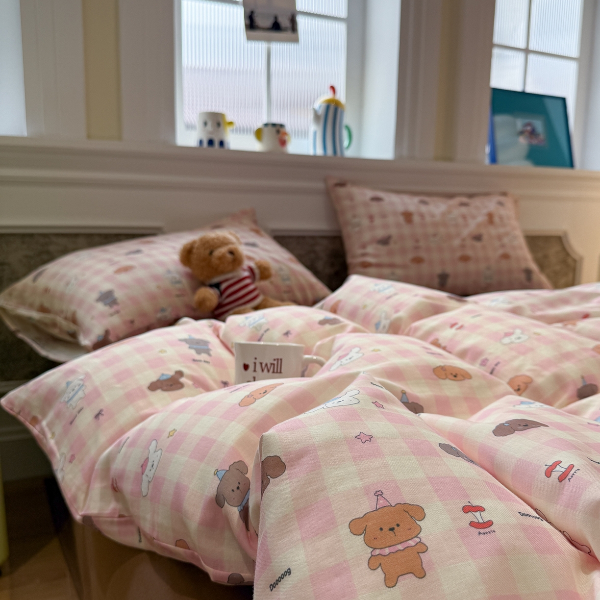 91家纺网 家纺一手货源 找家纺 塞纳 2026新款.全棉有氧双层纱四件套-场景一 粉格奶狗