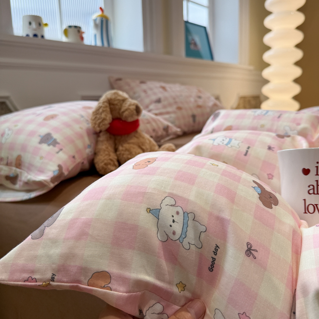 91家纺网 家纺一手货源 找家纺 塞纳 2026新款.全棉有氧双层纱四件套-场景一 粉格奶狗