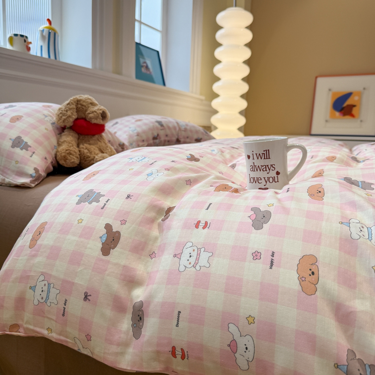 91家纺网 家纺一手货源 找家纺 塞纳 2026新款.全棉有氧双层纱四件套-场景一 粉格奶狗