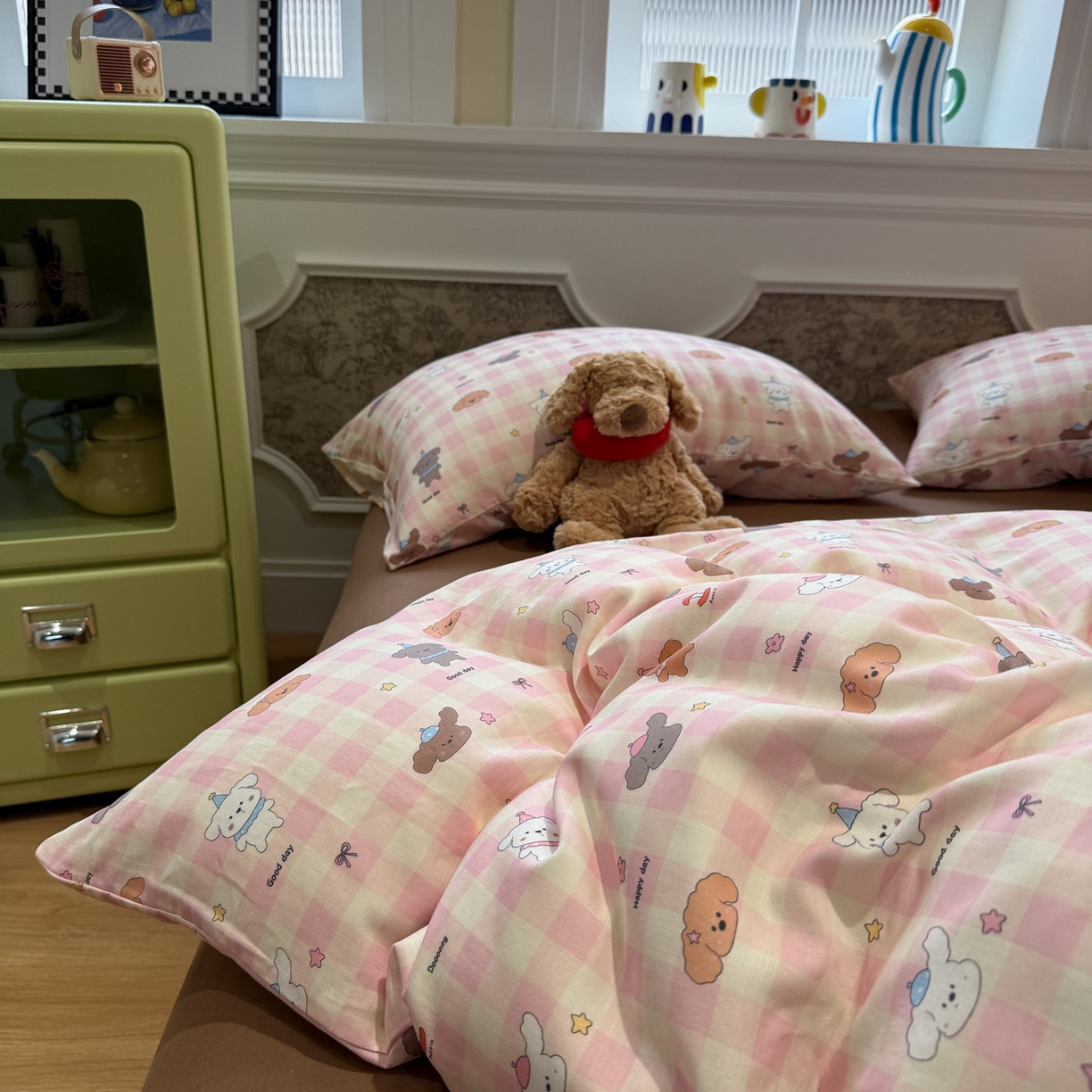 91家纺网 家纺一手货源 找家纺 塞纳 2026新款.全棉有氧双层纱四件套-场景一 粉格奶狗