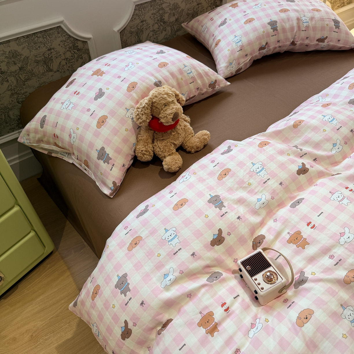 91家纺网 家纺一手货源 找家纺 塞纳 2026新款.全棉有氧双层纱四件套-场景一 粉格奶狗