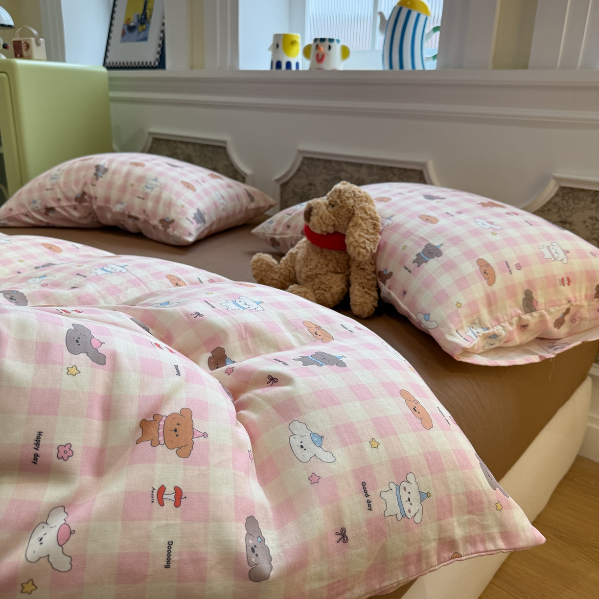 91家纺网 家纺一手货源 找家纺 塞纳 2026新款.全棉有氧双层纱四件套-场景一 粉格奶狗