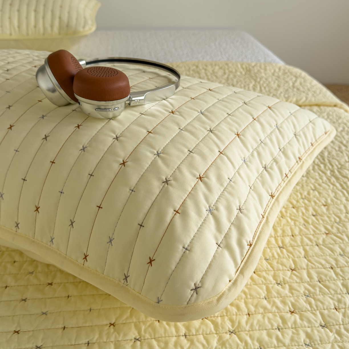 91家纺网 家纺一手货源 找家纺 沐纯家居 2026新款60支全棉纯棉米粒绣纯色床盖三件套 黄色