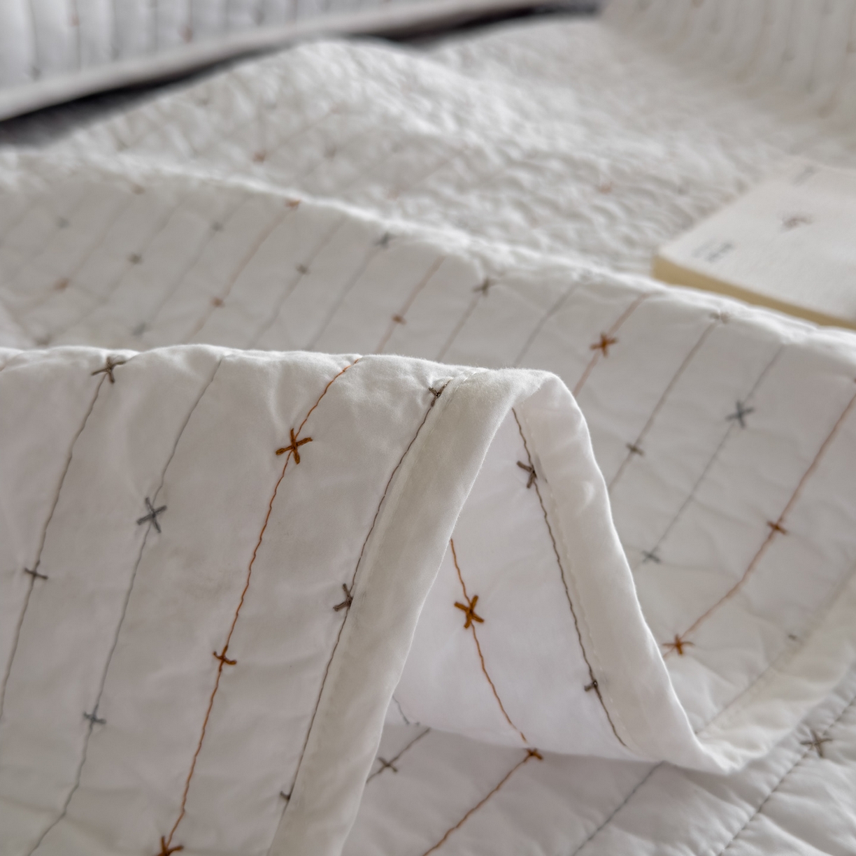 91家纺网 家纺一手货源 找家纺 沐纯家居 2026新款60支全棉纯棉米粒绣纯色床盖三件套 白色