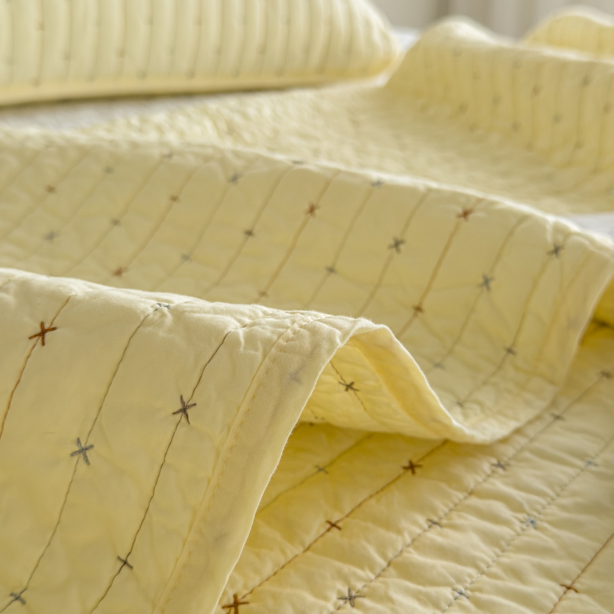 91家纺网 家纺一手货源 找家纺 沐纯家居 2026新款60支全棉纯棉米粒绣纯色床盖三件套 黄色