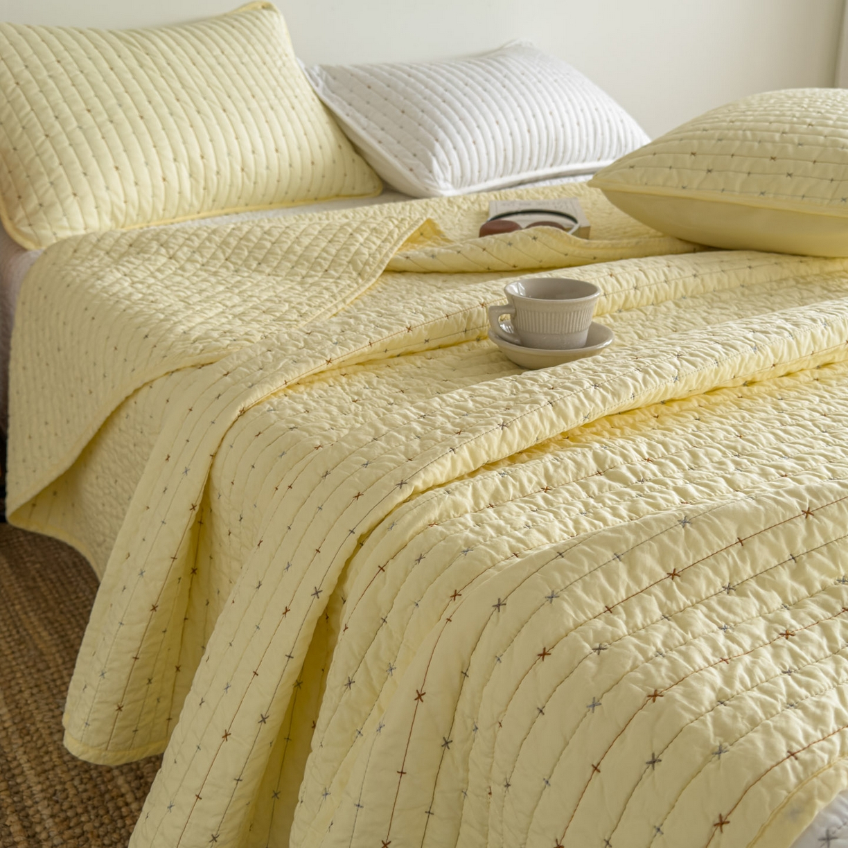 91家纺网 家纺一手货源 找家纺 沐纯家居 2026新款60支全棉纯棉米粒绣纯色床盖三件套 黄色