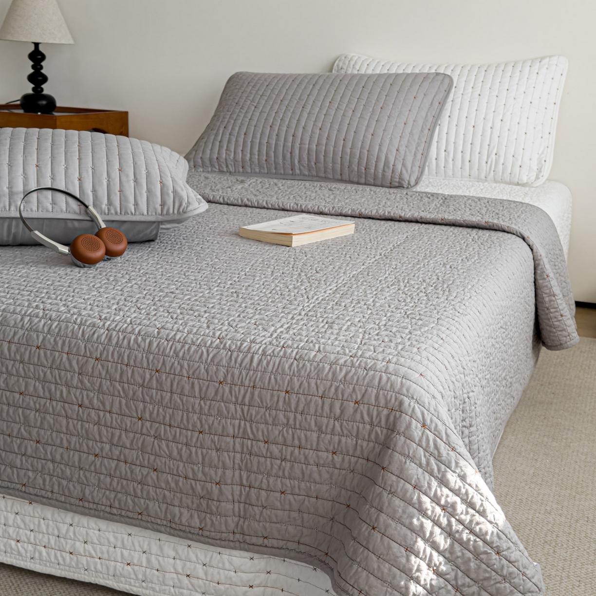 91家纺网 家纺一手货源 找家纺 沐纯家居 2026新款60支全棉纯棉米粒绣纯色床盖三件套 灰色