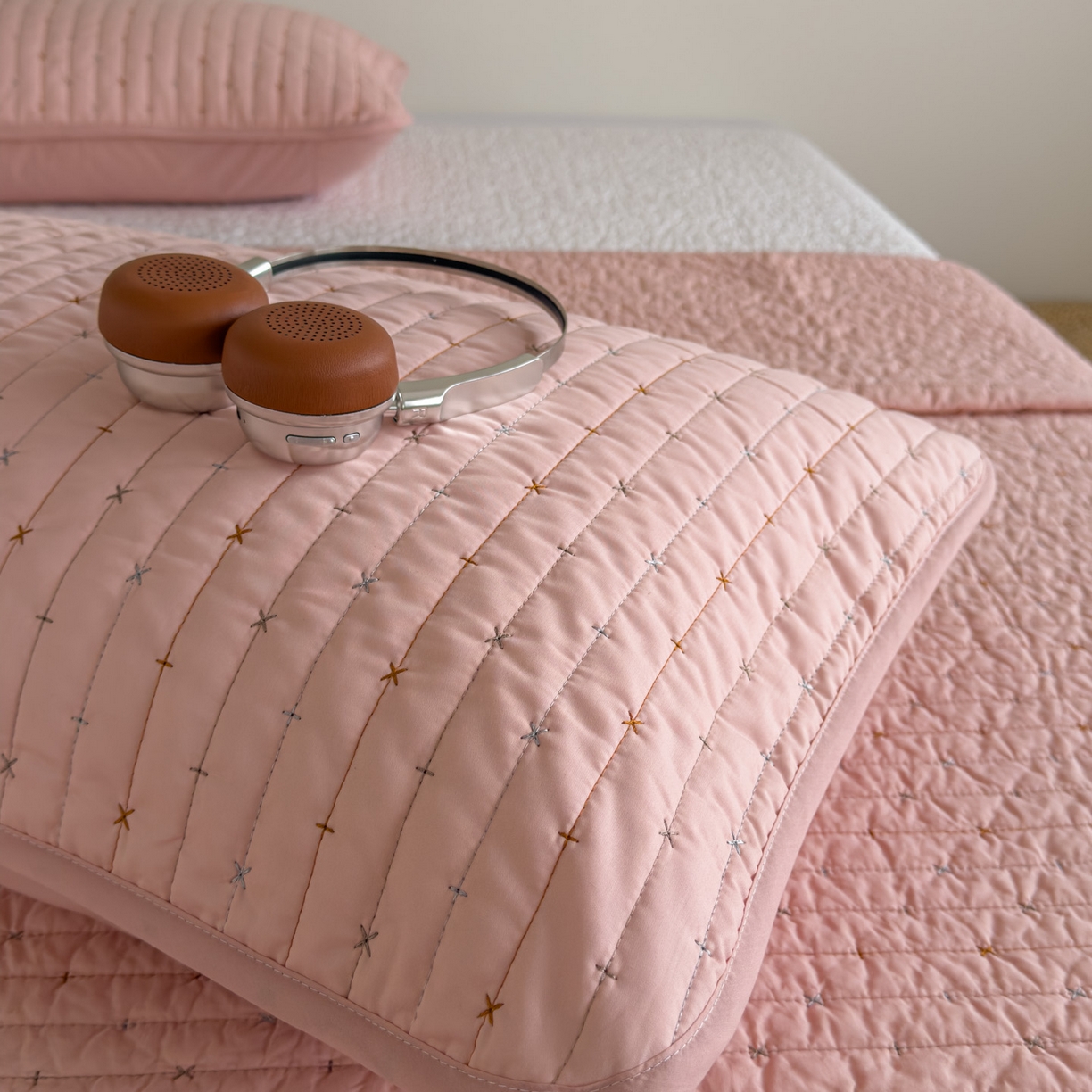 91家纺网 家纺一手货源 找家纺 沐纯家居 2026新款60支全棉纯棉米粒绣纯色床盖三件套 粉色