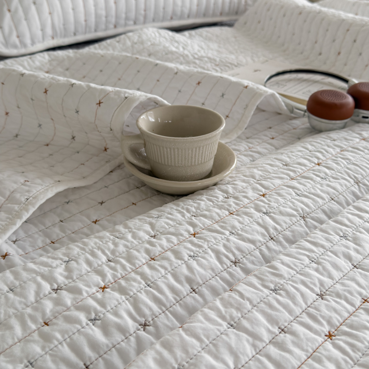 91家纺网 家纺一手货源 找家纺 沐纯家居 2026新款60支全棉纯棉米粒绣纯色床盖三件套 白色