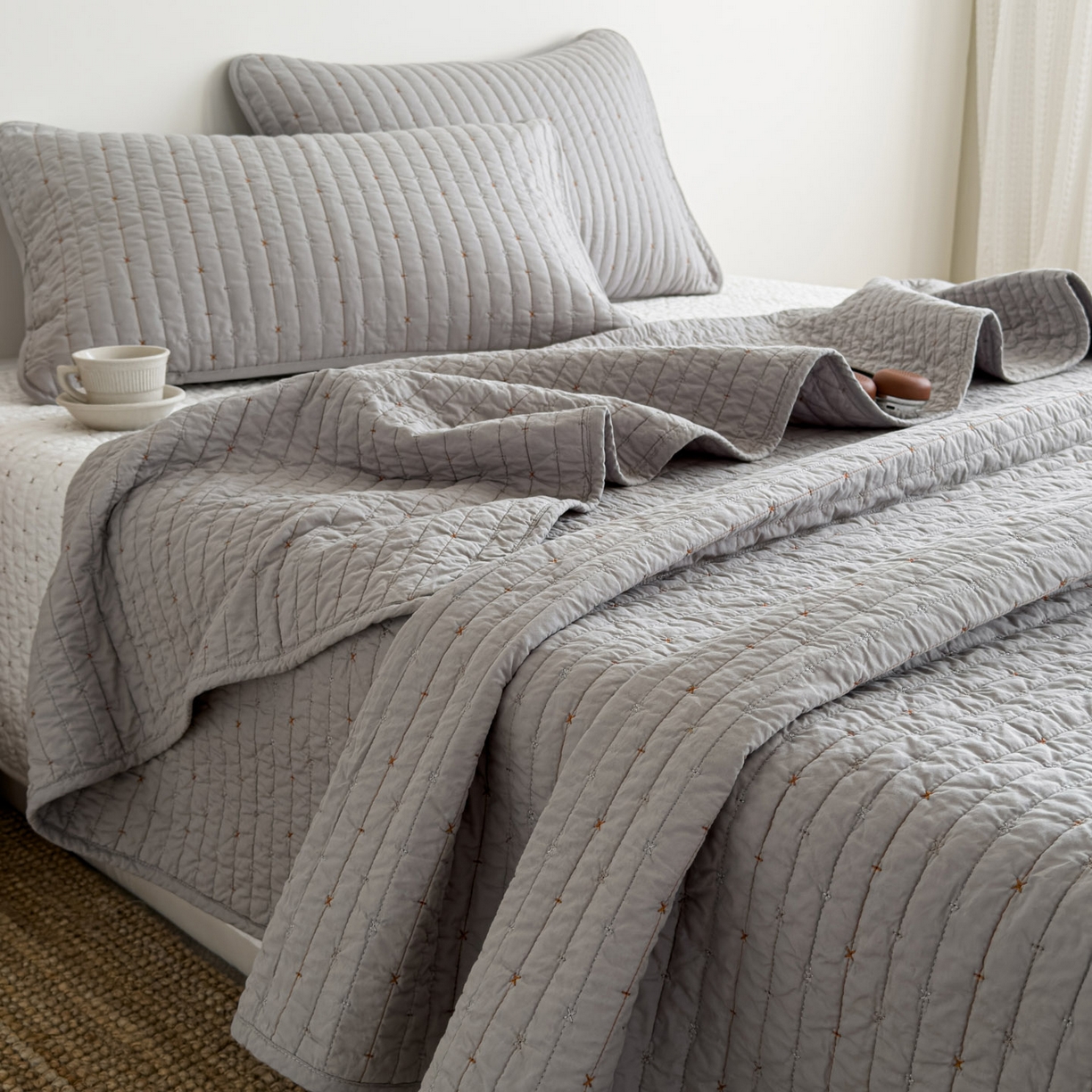 91家纺网 家纺一手货源 找家纺 沐纯家居 2026新款60支全棉纯棉米粒绣纯色床盖三件套 灰色