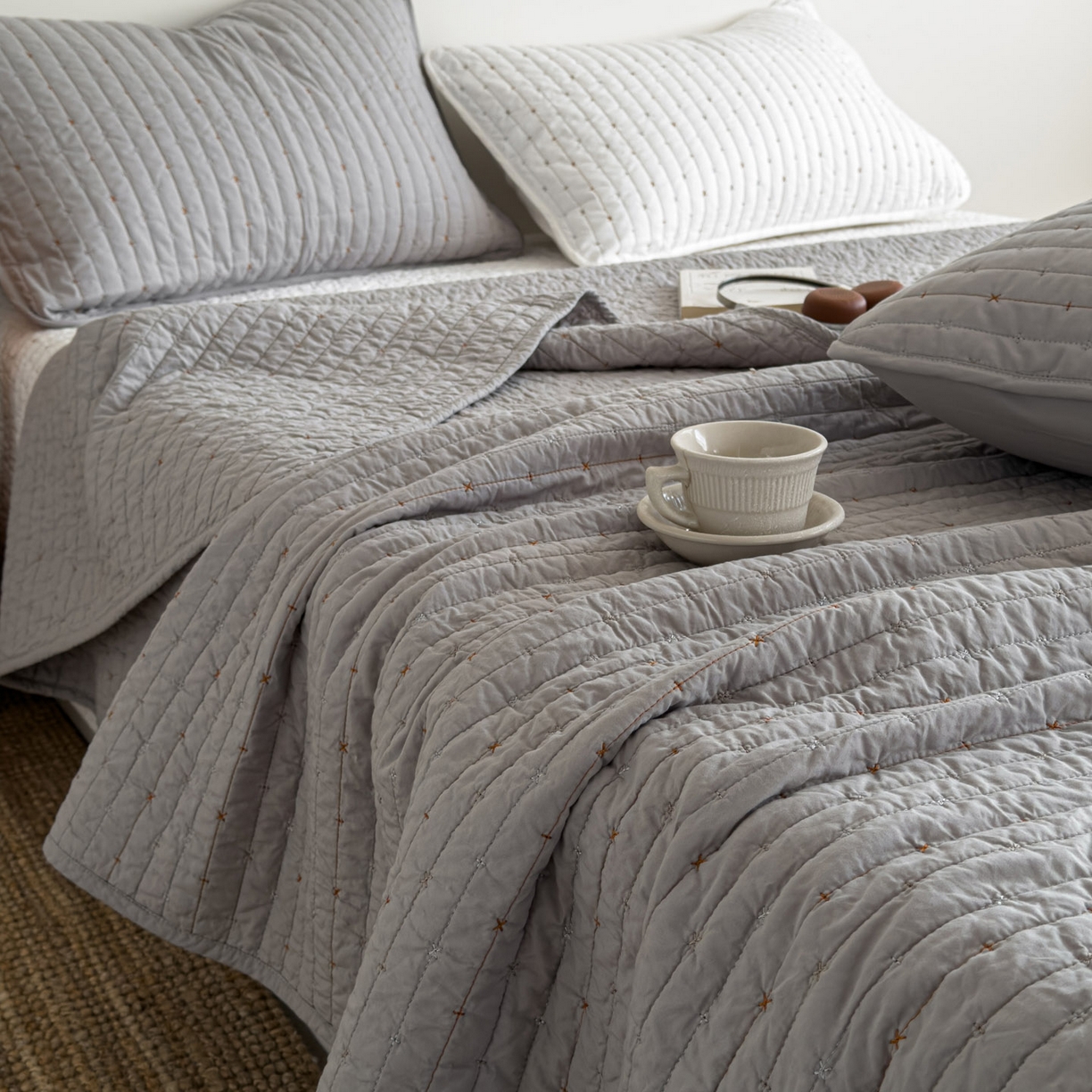 91家纺网 家纺一手货源 找家纺 沐纯家居 2026新款60支全棉纯棉米粒绣纯色床盖三件套 灰色