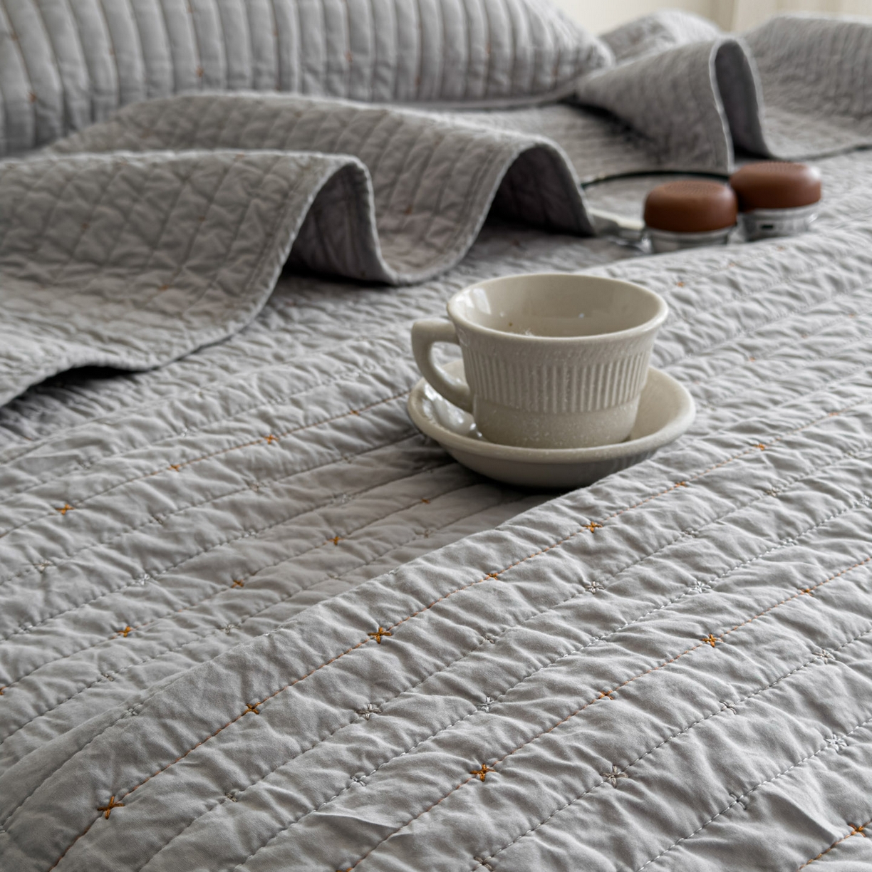 91家纺网 家纺一手货源 找家纺 沐纯家居 2026新款60支全棉纯棉米粒绣纯色床盖三件套 灰色