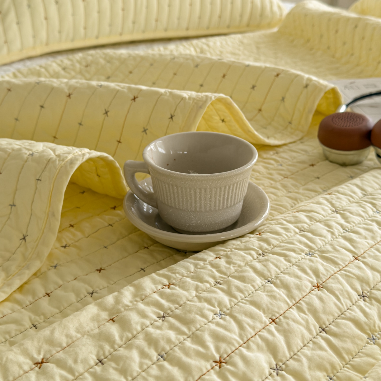 91家纺网 家纺一手货源 找家纺 沐纯家居 2026新款60支全棉纯棉米粒绣纯色床盖三件套 黄色