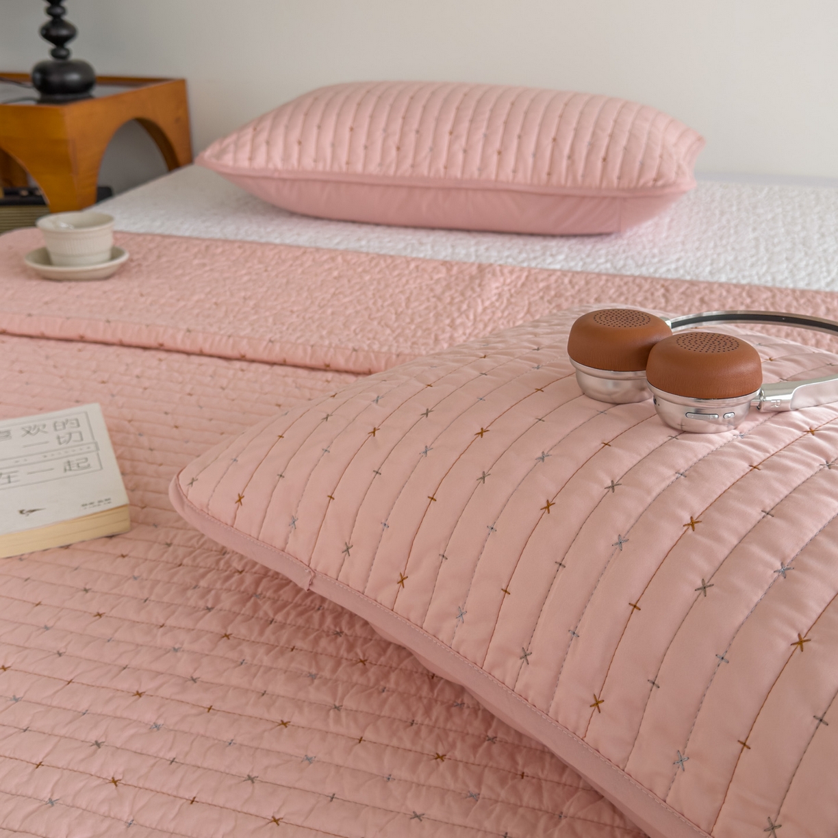 91家纺网 家纺一手货源 找家纺 沐纯家居 2026新款60支全棉纯棉米粒绣纯色床盖三件套 粉色