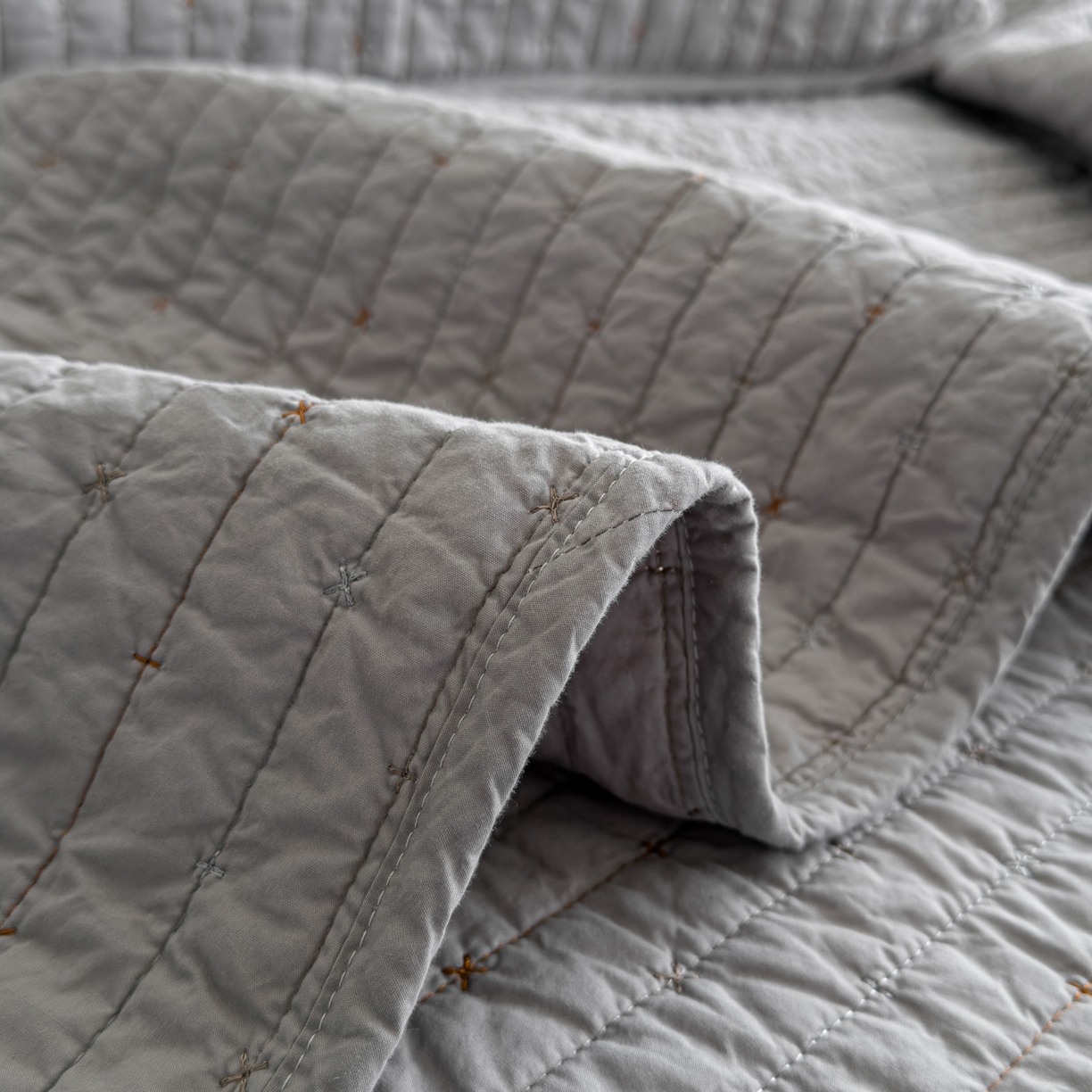 91家纺网 家纺一手货源 找家纺 沐纯家居 2026新款60支全棉纯棉米粒绣纯色床盖三件套 灰色