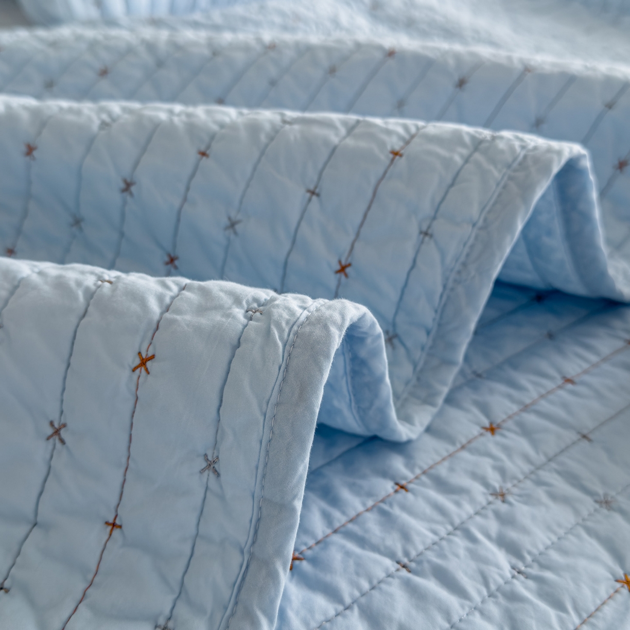 91家纺网 家纺一手货源 找家纺 沐纯家居 2026新款60支全棉纯棉米粒绣纯色床盖三件套 蓝色