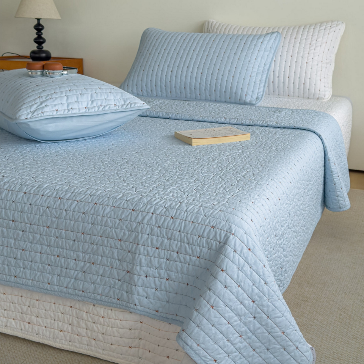 91家纺网 家纺一手货源 找家纺 沐纯家居 2026新款60支全棉纯棉米粒绣纯色床盖三件套 蓝色