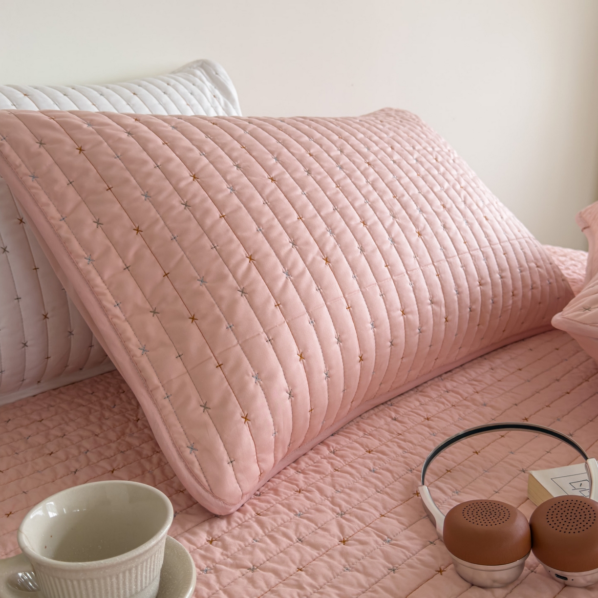 91家纺网 家纺一手货源 找家纺 沐纯家居 2026新款60支全棉纯棉米粒绣纯色床盖三件套 粉色