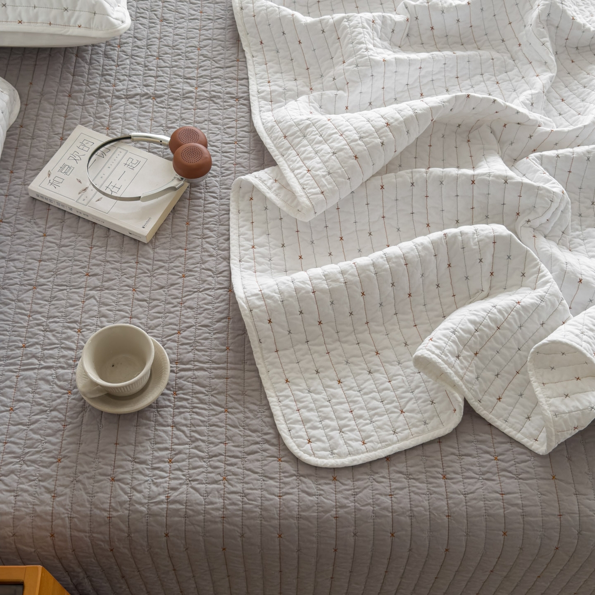 91家纺网 家纺一手货源 找家纺 沐纯家居 2026新款60支全棉纯棉米粒绣纯色床盖三件套 白色