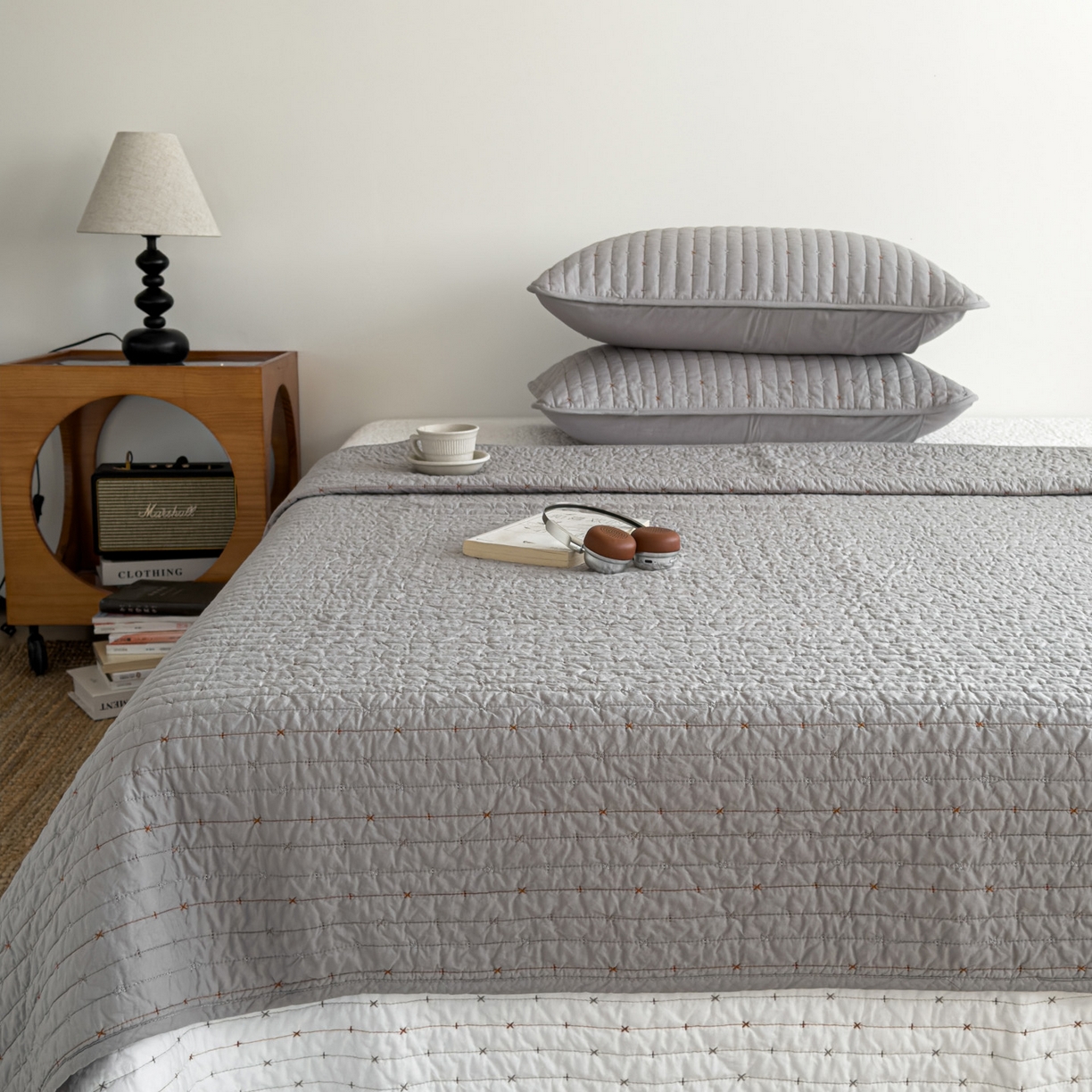 91家纺网 家纺一手货源 找家纺 沐纯家居 2026新款60支全棉纯棉米粒绣纯色床盖三件套 灰色