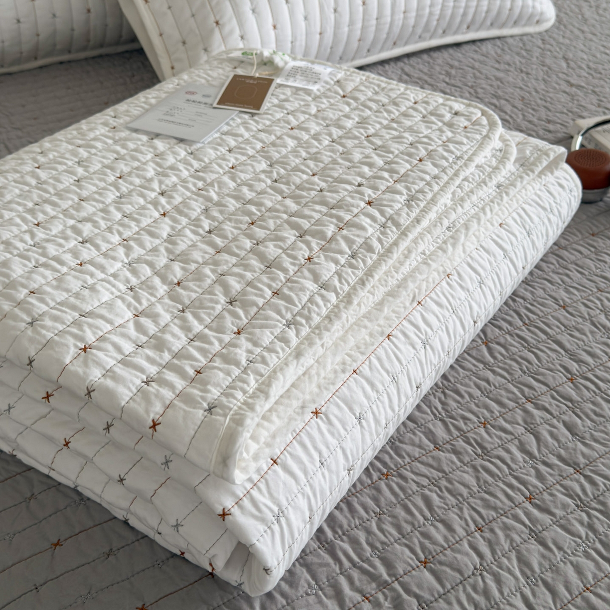 91家纺网 家纺一手货源 找家纺 沐纯家居 2026新款60支全棉纯棉米粒绣纯色床盖三件套 白色