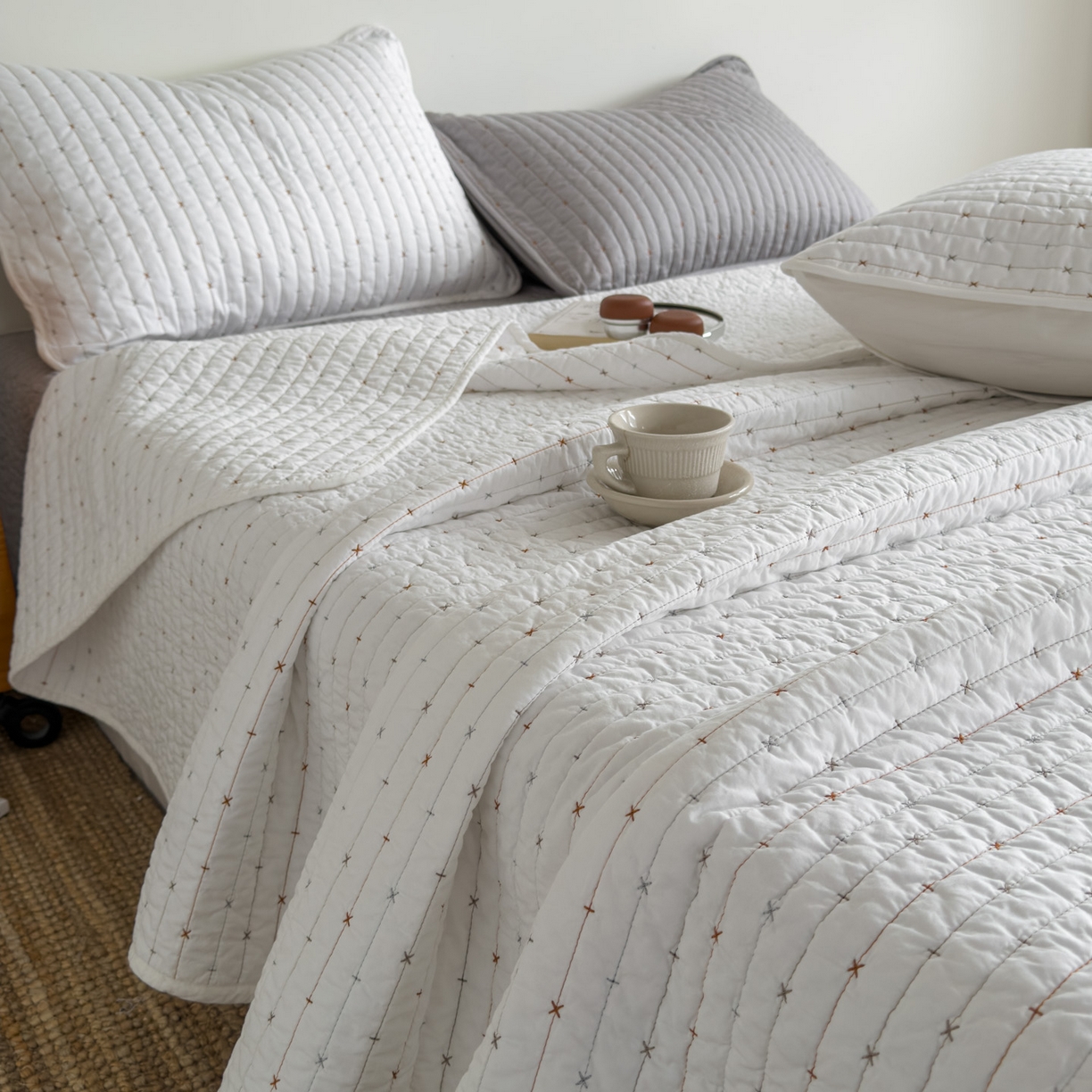 91家纺网 家纺一手货源 找家纺 沐纯家居 2026新款60支全棉纯棉米粒绣纯色床盖三件套 白色