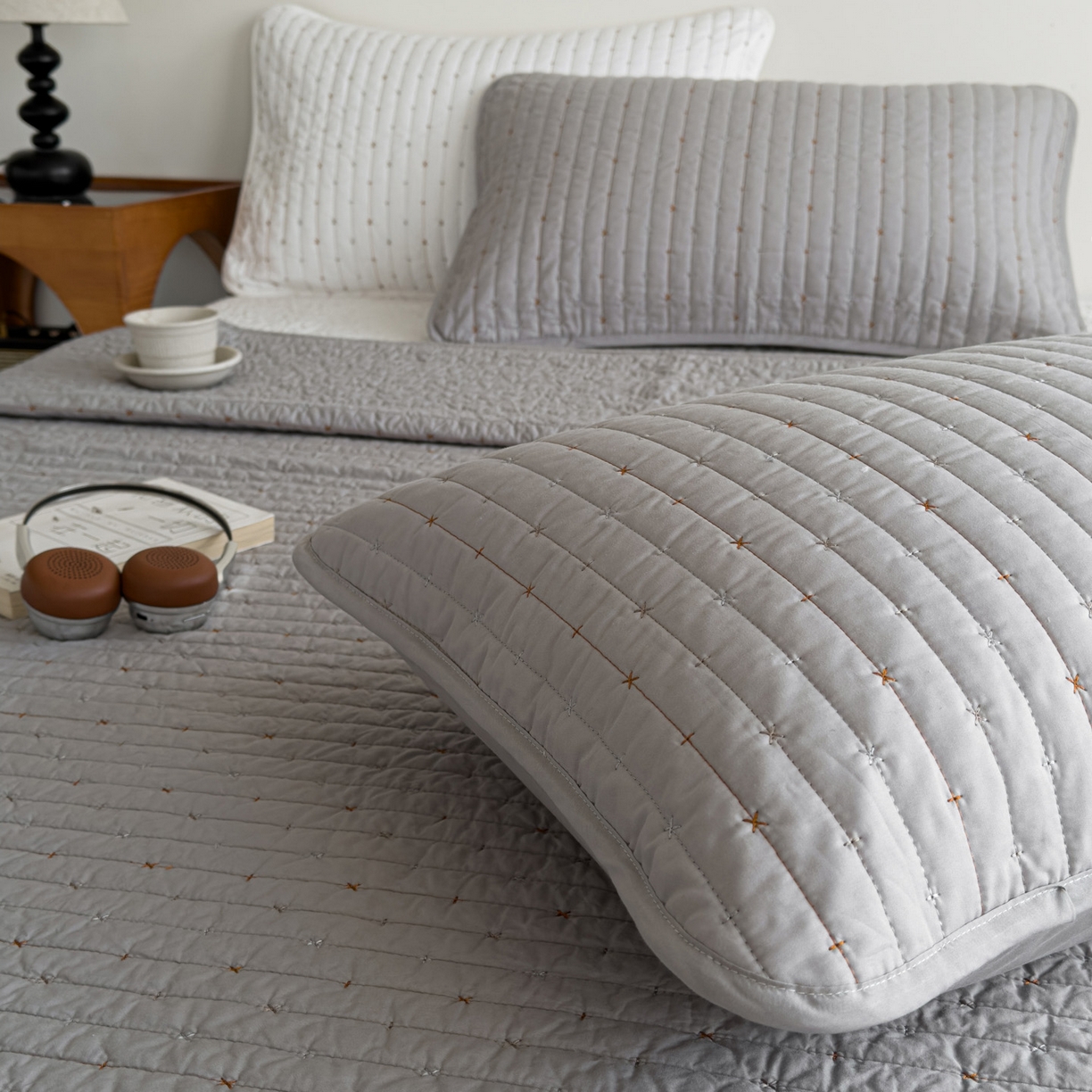 91家纺网 家纺一手货源 找家纺 沐纯家居 2026新款60支全棉纯棉米粒绣纯色床盖三件套 灰色