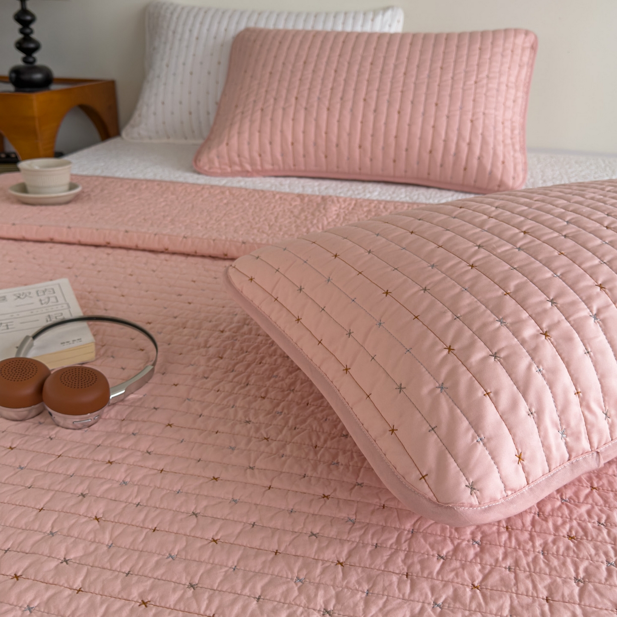 91家纺网 家纺一手货源 找家纺 沐纯家居 2026新款60支全棉纯棉米粒绣纯色床盖三件套 粉色