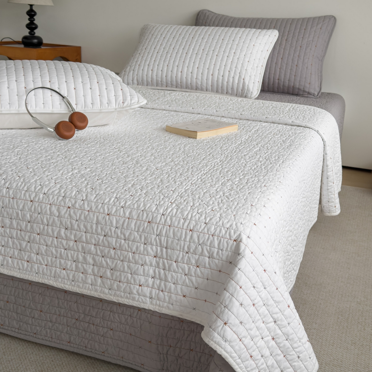 91家纺网 家纺一手货源 找家纺 沐纯家居 2026新款60支全棉纯棉米粒绣纯色床盖三件套 白色