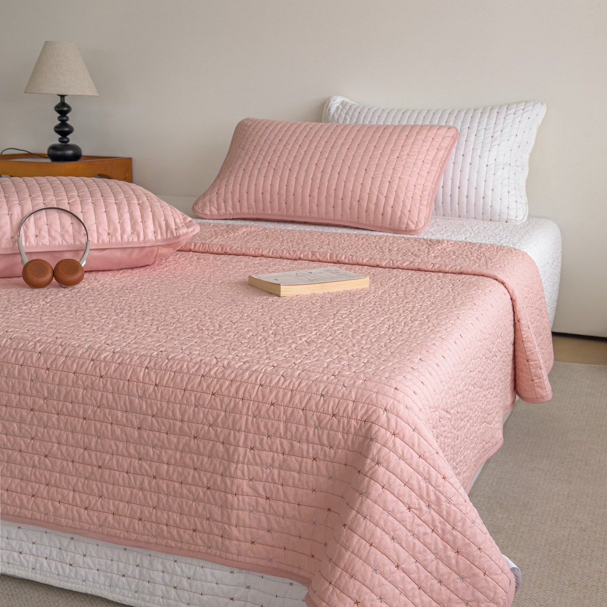 91家纺网 家纺一手货源 找家纺 沐纯家居 2026新款60支全棉纯棉米粒绣纯色床盖三件套 粉色