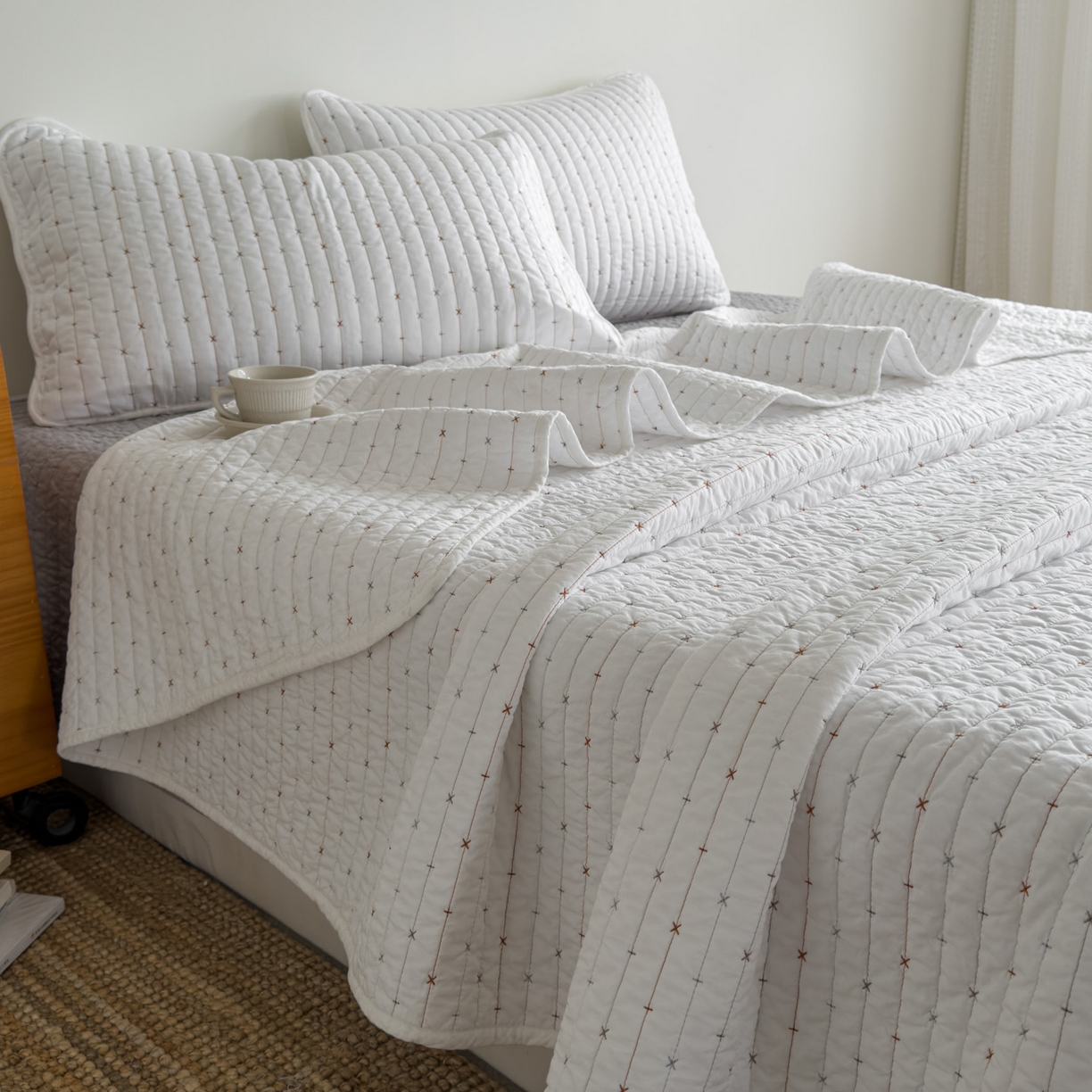 91家纺网 家纺一手货源 找家纺 沐纯家居 2026新款60支全棉纯棉米粒绣纯色床盖三件套 白色