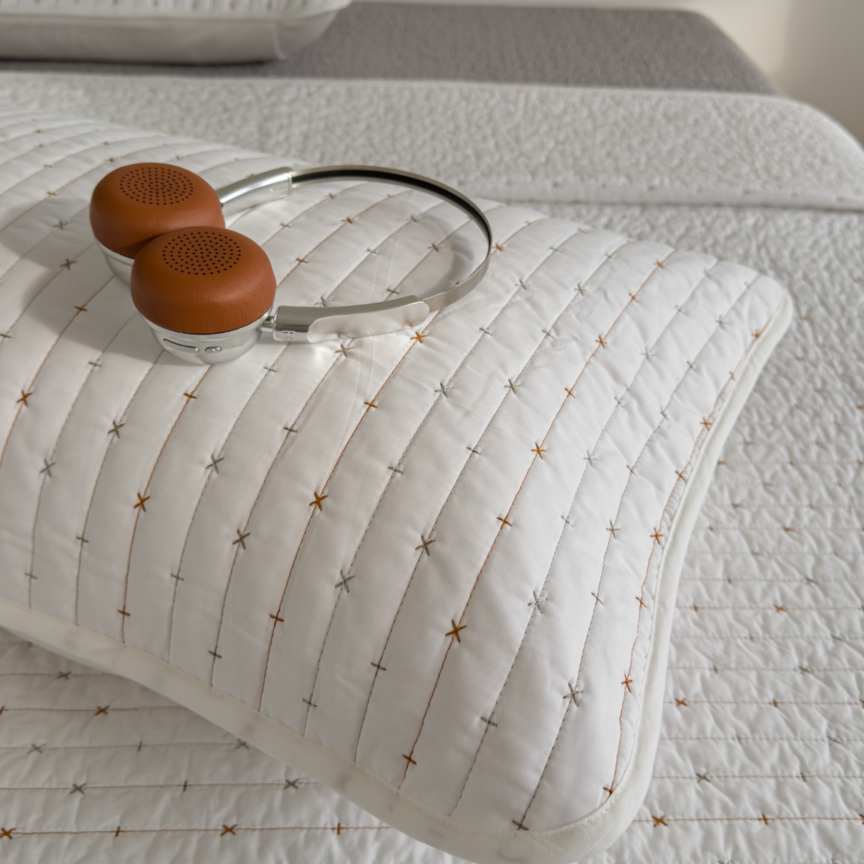 91家纺网 家纺一手货源 找家纺 沐纯家居 2026新款60支全棉纯棉米粒绣纯色床盖三件套 白色