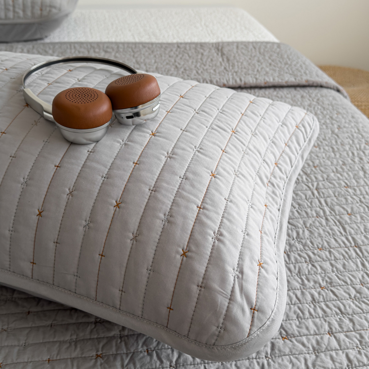 91家纺网 家纺一手货源 找家纺 沐纯家居 2026新款60支全棉纯棉米粒绣纯色床盖三件套 灰色