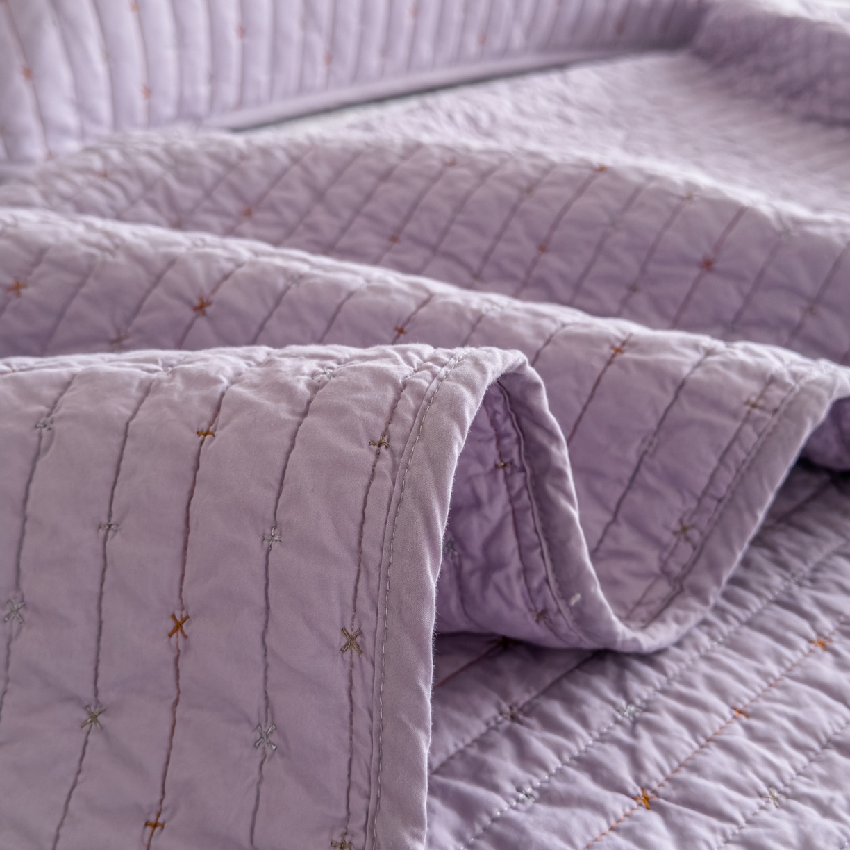 91家纺网 家纺一手货源 找家纺 沐纯家居 2026新款60支全棉纯棉米粒绣纯色床盖三件套 紫色