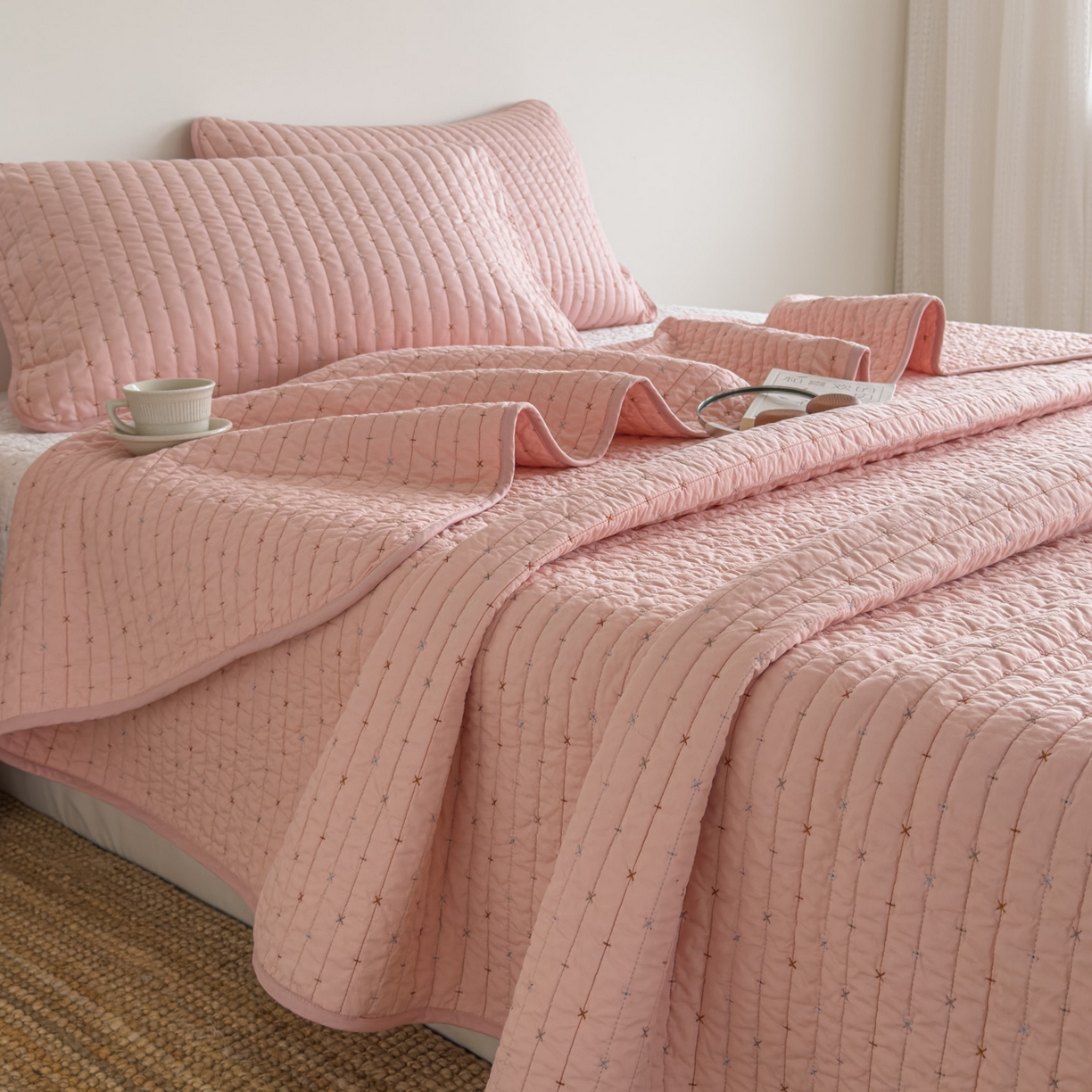 91家纺网 家纺一手货源 找家纺 沐纯家居 2026新款60支全棉纯棉米粒绣纯色床盖三件套 粉色