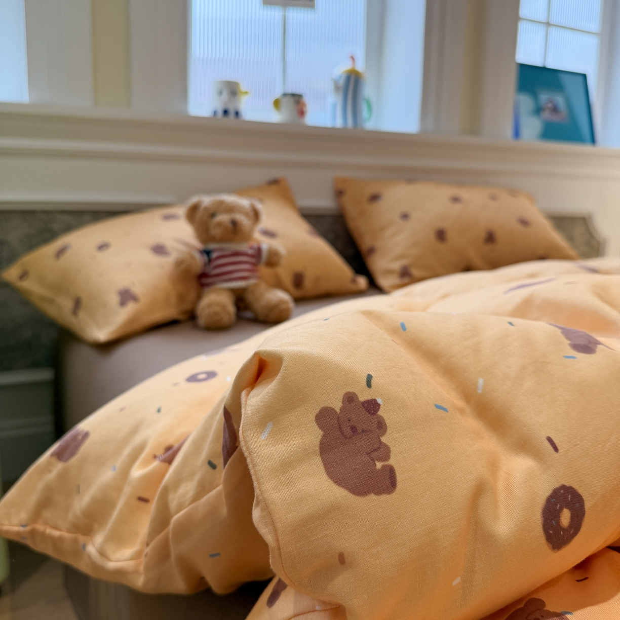 91家纺网 家纺一手货源 找家纺 塞纳 2026新款.全棉有氧双层纱四件套-场景一 暖橘小熊