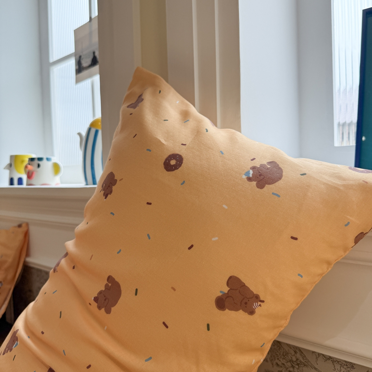 91家纺网 家纺一手货源 找家纺 塞纳 2026新款.全棉有氧双层纱四件套-场景一 暖橘小熊