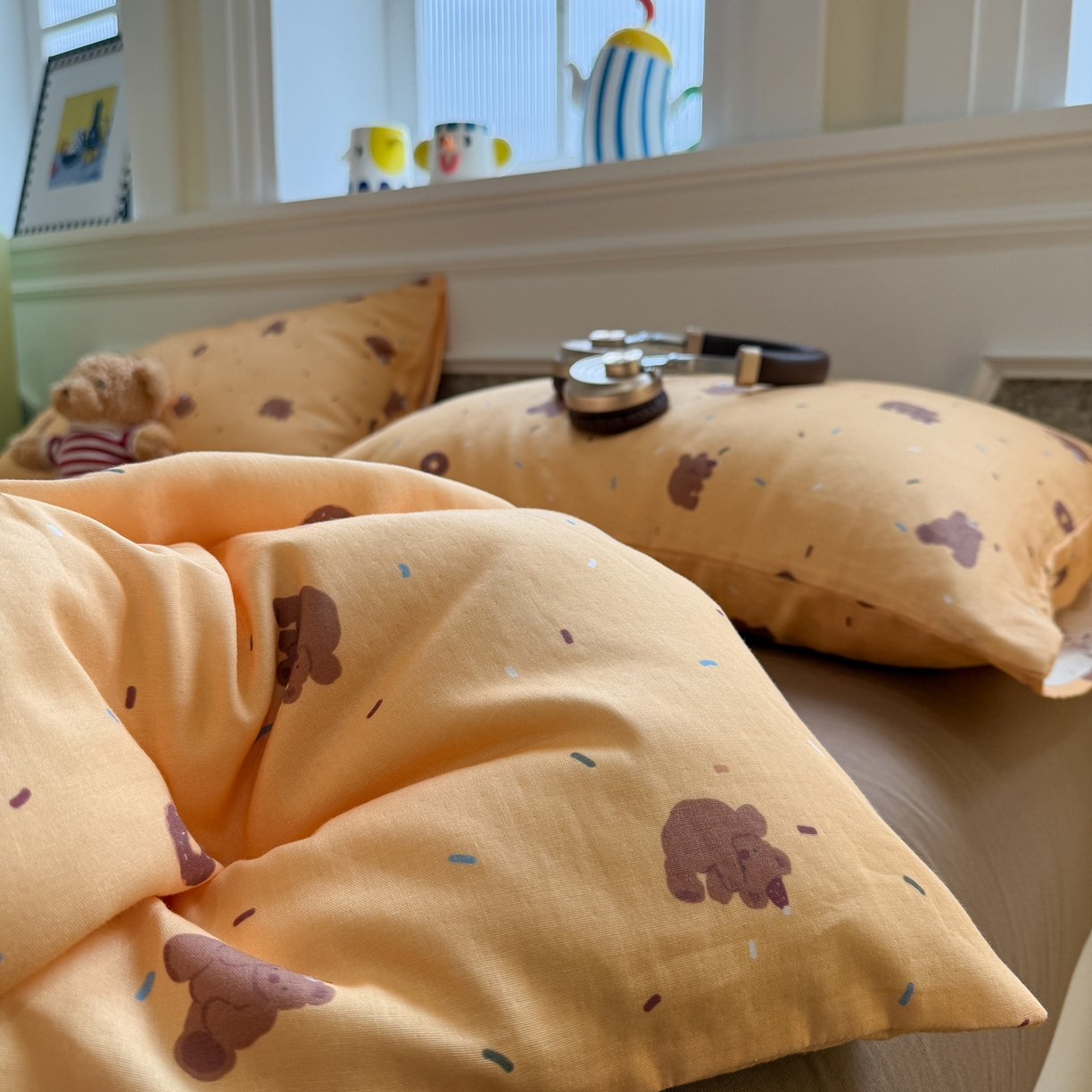 91家纺网 家纺一手货源 找家纺 塞纳 2026新款.全棉有氧双层纱四件套-场景一 暖橘小熊