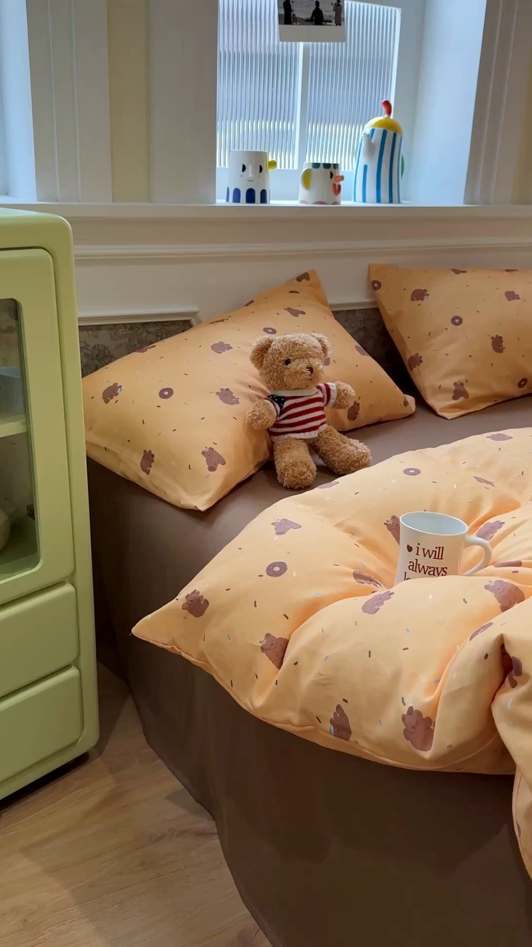 91家纺网 家纺一手货源 找家纺 塞纳 2026新款.全棉有氧双层纱四件套-场景一 暖橘小熊