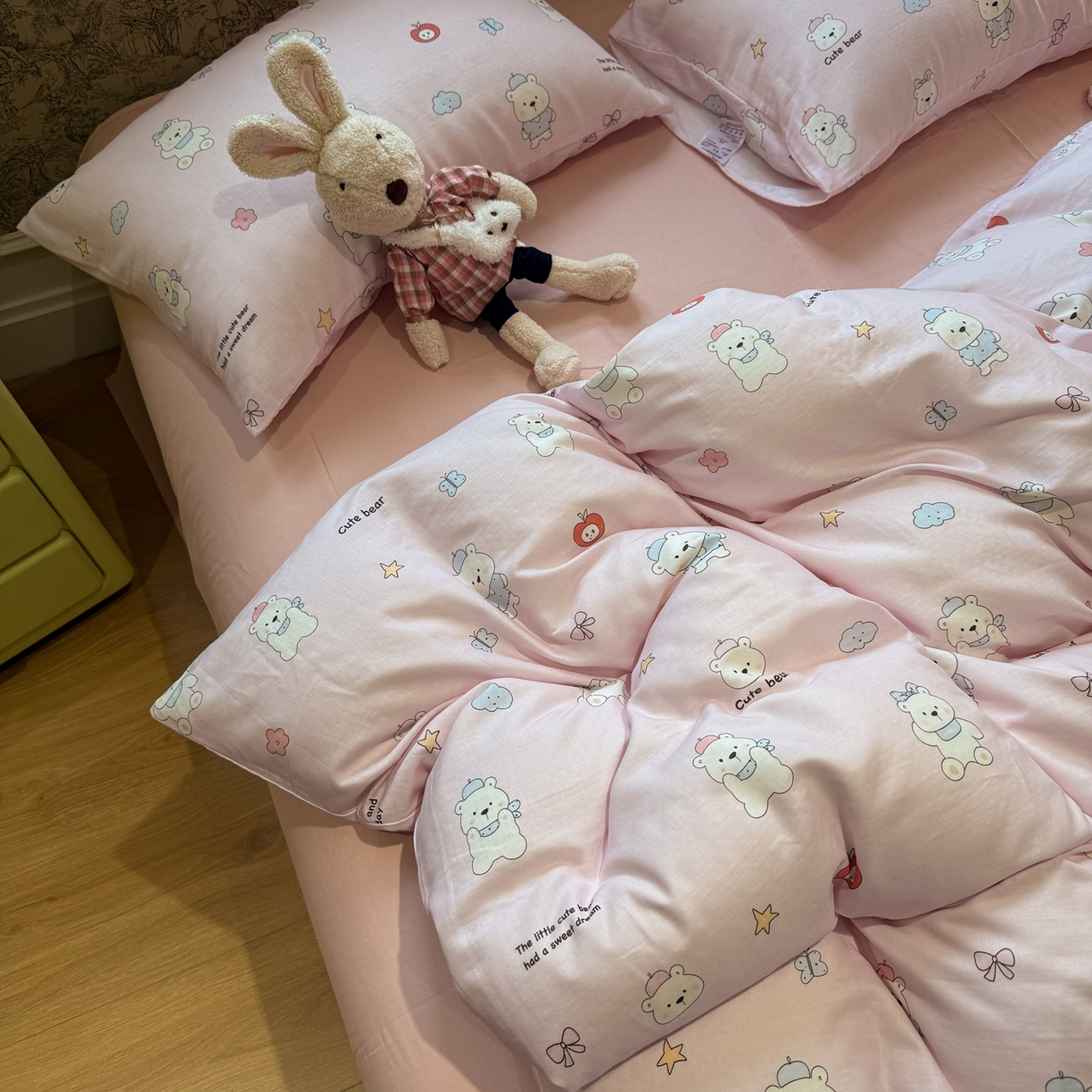 91家纺网 家纺一手货源 找家纺 塞纳 2026新款.全棉有氧双层纱四件套-场景一 软糖小熊-粉