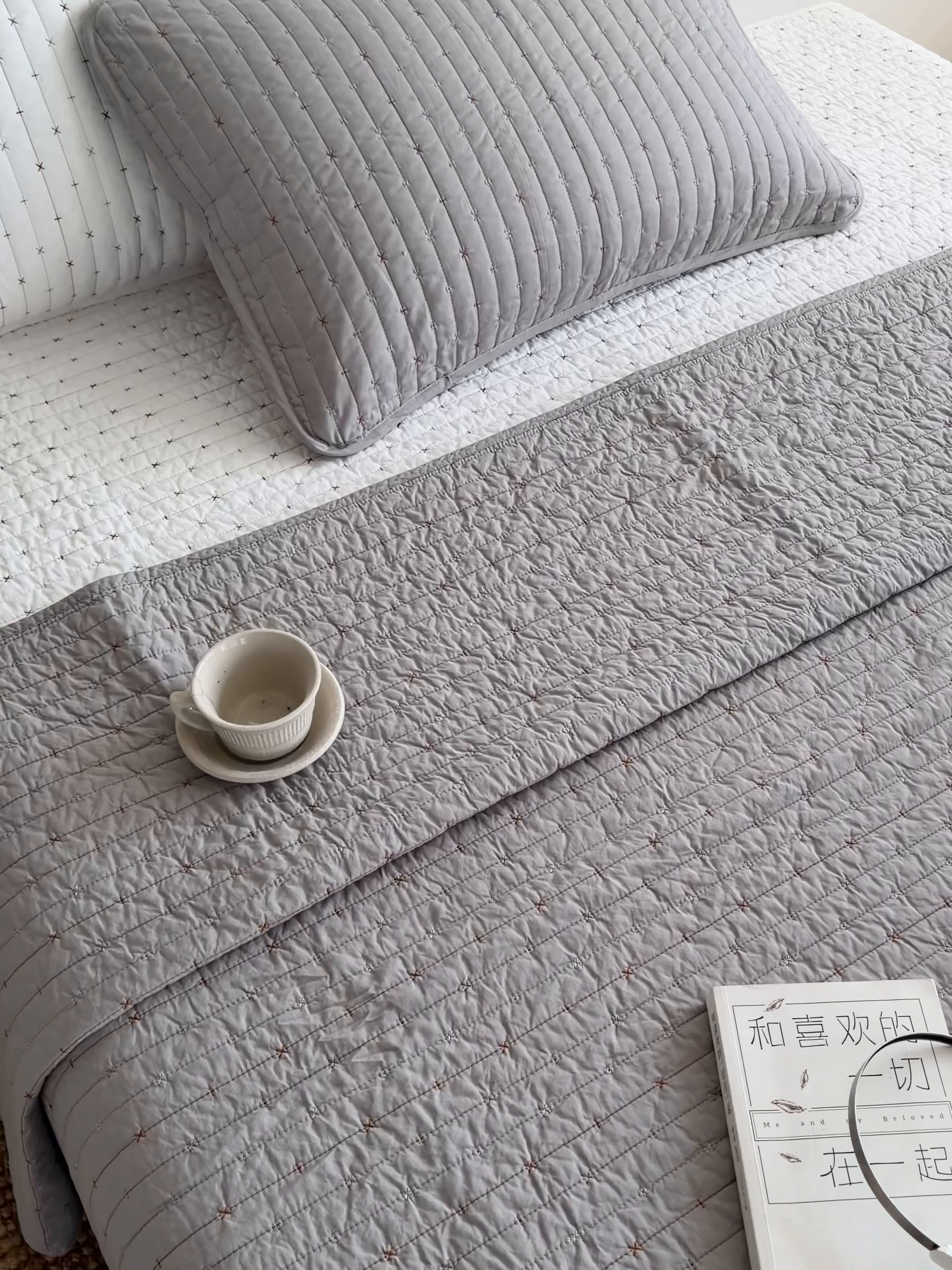 91家纺网 家纺一手货源 找家纺 沐纯家居 2026新款60支全棉纯棉米粒绣纯色床盖三件套 灰色